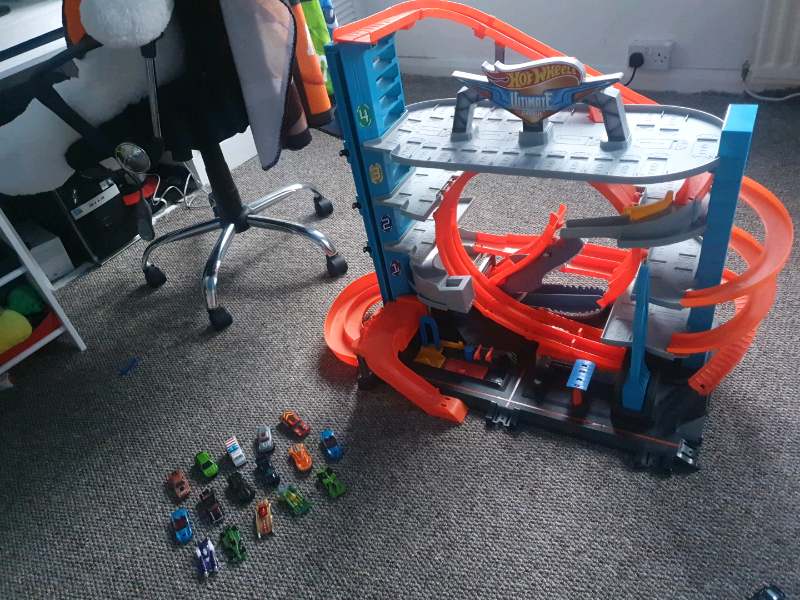 hot wheels ftb69 city garage with loops and shark